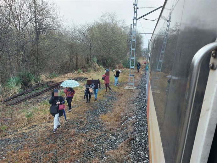 Archivo - Pasajeros de un tren de Cercanías averiado en Cantabria 