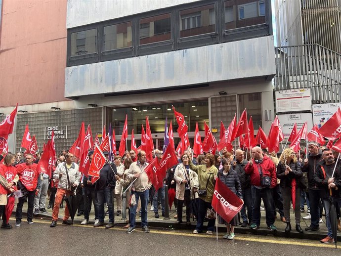 CCOO y UGT se concentral frente a la patronal cántabra para reivindicar la reducción de la jornada laboral.