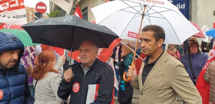 Los secretarios generales de CCOO y UGT en Castilla y León, Vicente Andrés y Faustino Temprano, respectivamente, en la concentración en Valladolid