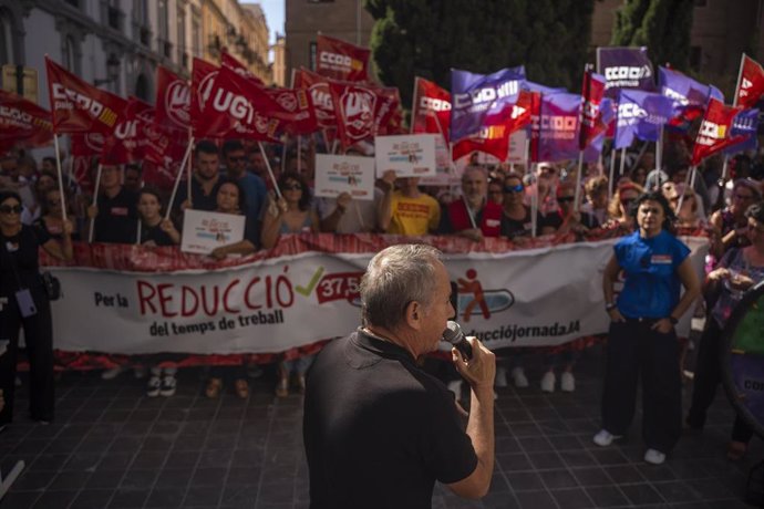 Manifestantes, durante una protesta por la reducción de la jornada laboral