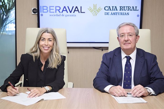 La directora general adjunta y responsable de Negocio de Iberaval, Sandra Martínez, y Antonio Romero, director general de Caja Rural de Asturias.