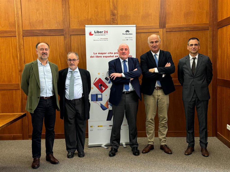 El presidente del Liber, Daniel Fernández, en el centro, junto al director del Liber - Fira de Barcelona, Ángel Celorrio, el director ejecutivo de la FGEE, Antonio M Ávila, y Fernando Benzo y José Manuel Anta.