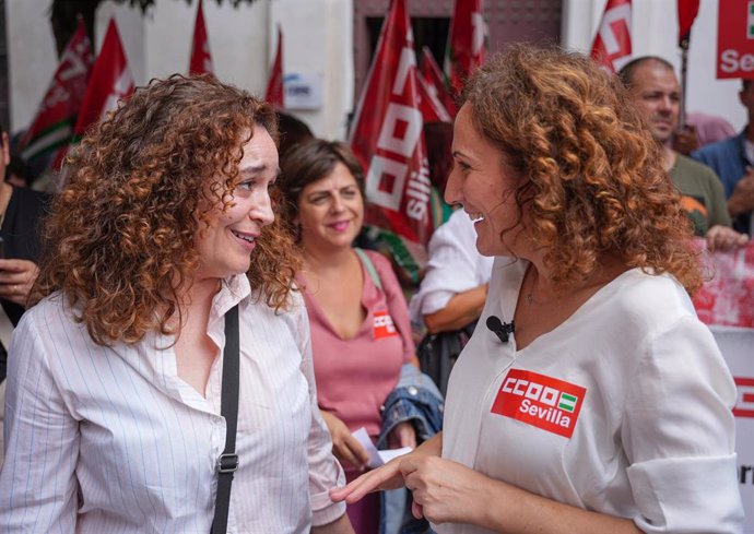 La portavoz del Grupo Parlamentario Por Andalucía, Inma Nieto, este jueves con la secretaria general de CCOO Andalucía, Nuria López, en la concentración en Sevilla en demanda de la jornada de 37,5 horas semanales. 