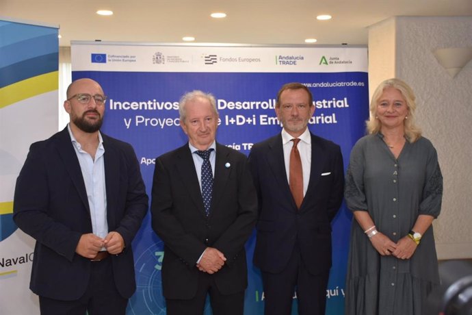 El director general de Andalucía Trade, Antonio Castro, junto al alcalde de El Puerto, Germán Beardo, y de la delegada del Gobierno de la Junta en Cádiz, Mercedes Colombo.