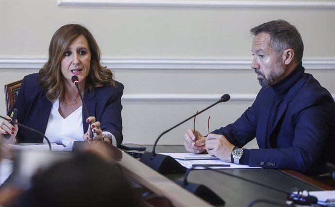 Archivo - La alcaldesa de València, María José Catalá, y el segundo teniente de alcalde y portavoz de Vox en el consistorio, Juanma Badenas, en una imagen de archivo