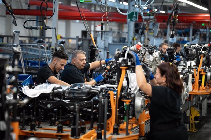 Archivo - Empleados trabajan en la cadena producción de la fábrica de Seat en Martorell.