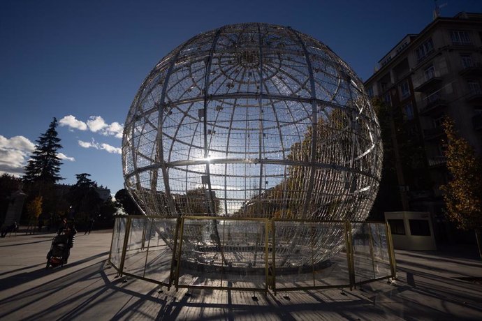 Archivo - Vistas de la gran bola de Navidad, situada en Plaza de España de Madrid