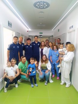 Visita de jugadores al área de pediatría