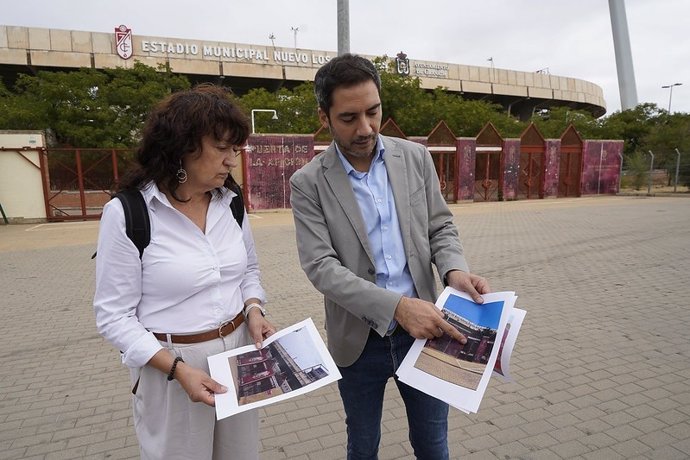 Los concejales del PSOE en Granada Eva Fernández y Eduardo Castillo frente a Los Cármenes