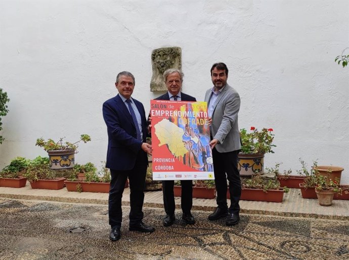 Fuentes (centro), junto a Murillo (izda.) y Márquez, en la presentación del I Salón de Emprendimiento Cofrade.