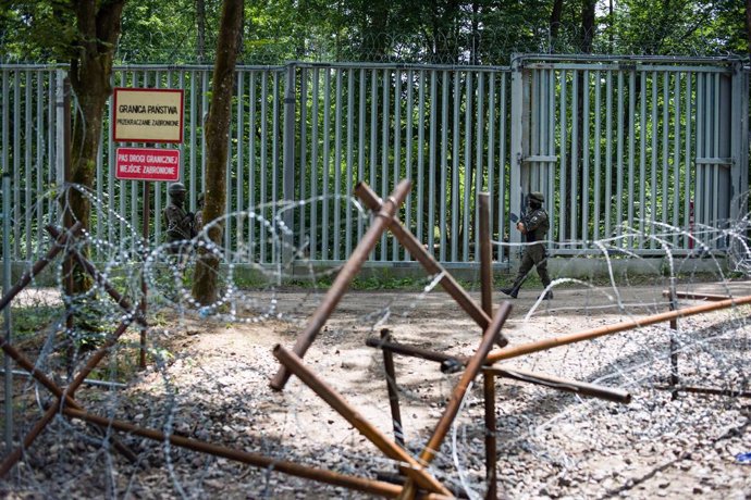 Archivo - June 3, 2024, Bialowieza Forest, Poland: Polish soldiers patrol the border with Belarus along the border fence in the Bialowieza forest. Poland reintroduces an exclusion zone on parts of its border with Belarus, starting on Tuesday 4 June and la