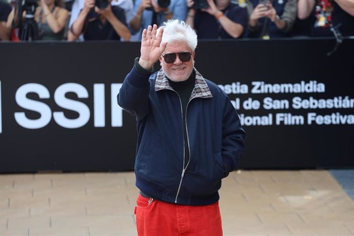 El director Pedro Almodóvar a su llegada al Hotel María Cristina con motivo del Festival de Cine de San Sebastián 2024, a 25 de septiembre de 2024, en San Sebastián (España).