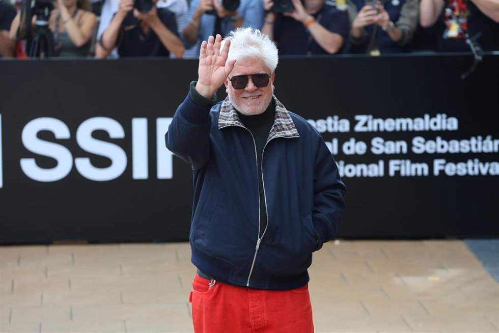 El director Pedro Almodóvar a su llegada al Hotel María Cristina con motivo del Festival de Cine de San Sebastián 2024, a 25 de septiembre de 2024, en San Sebastián (España).