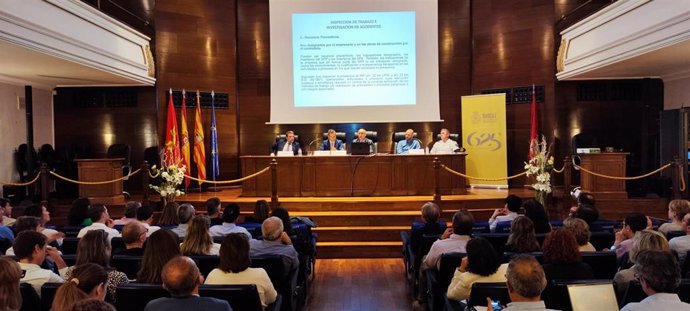 Un nomento de la jornada 'Accidentes de Trabajo y la interconexión de órdenes jurídicos y consecuencias para la empresa'  que se celebra este jueves en el Colegio de Abogados de Zaragoza.