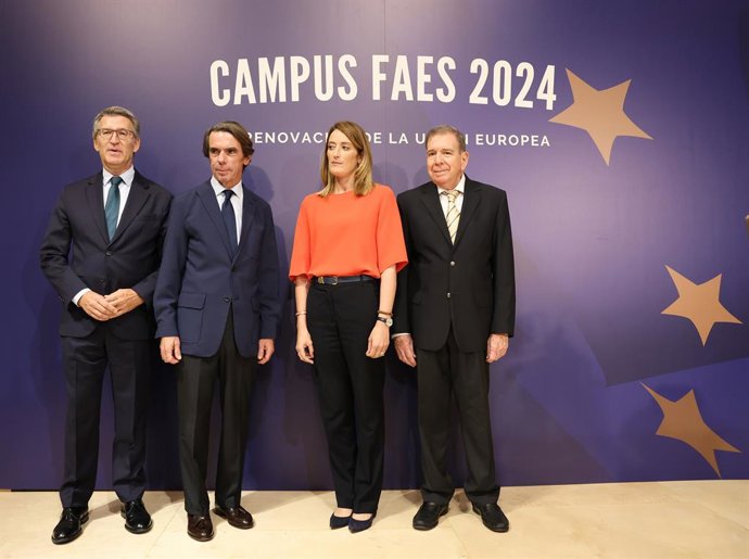 (I-D) El presidente del Partido Popular, Alberto Núñez Feijóo; el ex presidente del Gobierno, José María Aznar; la presidenta del Parlamento Europeo, Roberta Metsola y el líder opositor venezolano Edmundo González, posan durante la clausura del campus F