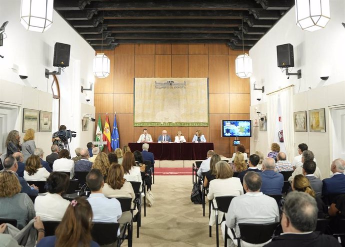 El Presidente del Parlamento, Jesús Aguirre, ha inaugurado este jueves el acto institucional, junto a la Confederación Andaluza de Alzheimer