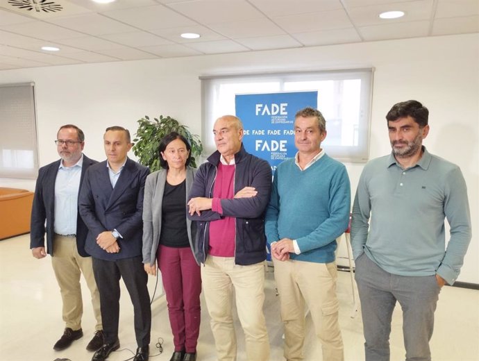 Integrantes de la mesa de turismo de FADE.