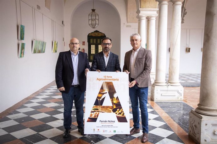 Romero (centro) y Alcaide (dcha.) en la presentación de la XII edición de la Feria Agroalimentaria de Fernán Núñez.