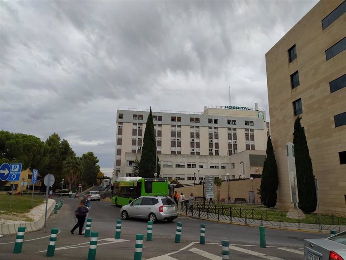 Una de las zonas del complejo hospitalario Reina Sofía que se ven afectadas por los cambios en la circulación de vehículos y personas debido a las obras del nuevo Edificio de Consultas Externas Materno Infantil.