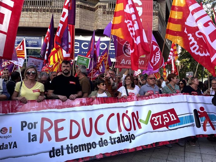 Movilización de CCOO y UGT frente a la sede de CEOE Aragón, en Zaragoza.