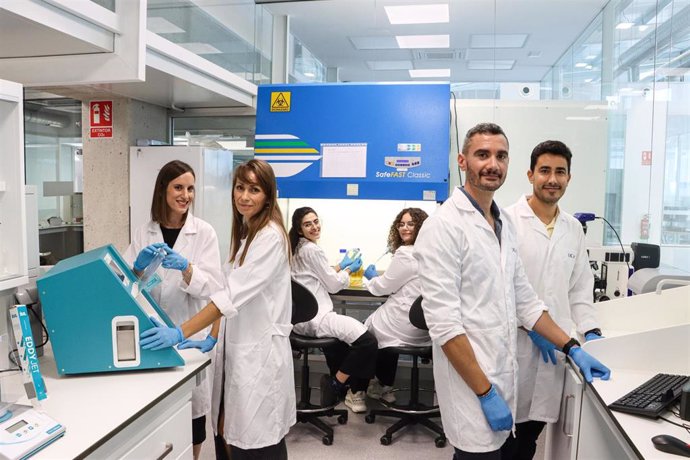 Los investigadores Begoña Alburquerque, Silvia Montoro, Judit García, Macarena Alba Gil, Rubén Zapata y Rubén Rabadán en uno de los laboratorios de UCAM HiTech.