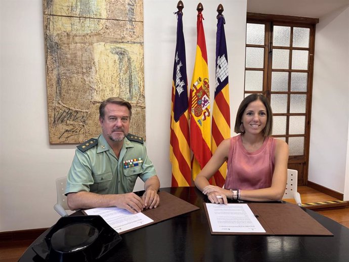 El Consell firma un convenio con la Guardia Civil para proteger y controlar el patrimonio histórico de la isla