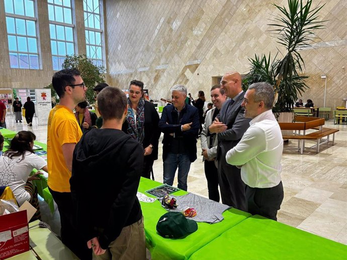 Representantes de la Universidad de León, recorren la Feria de asociaciones, junto al alcalde de León y al delegado territorial de la Junta