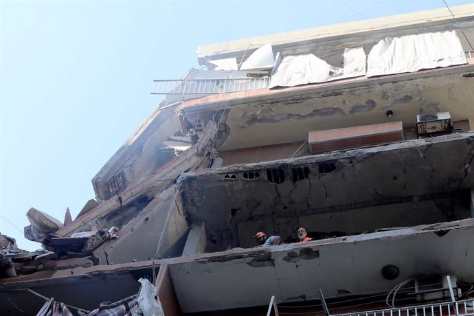 Trabajadores de los equipos de rescate de Líbano tras un bombardeo del Ejército de Israel contra la capital, Beirut (archivo)