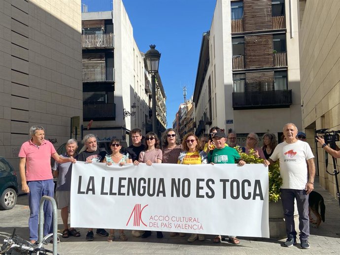 Una concentració clama contra les polítiques lingüístiques del Consell per "atemptar contra el valenci"