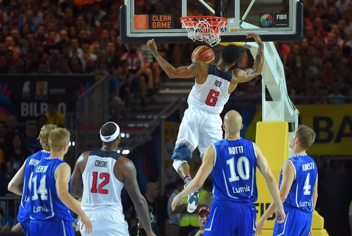 Archivo - El base estadounidense Derrick Rose realizando un mate en el Mundial 2014 de España.