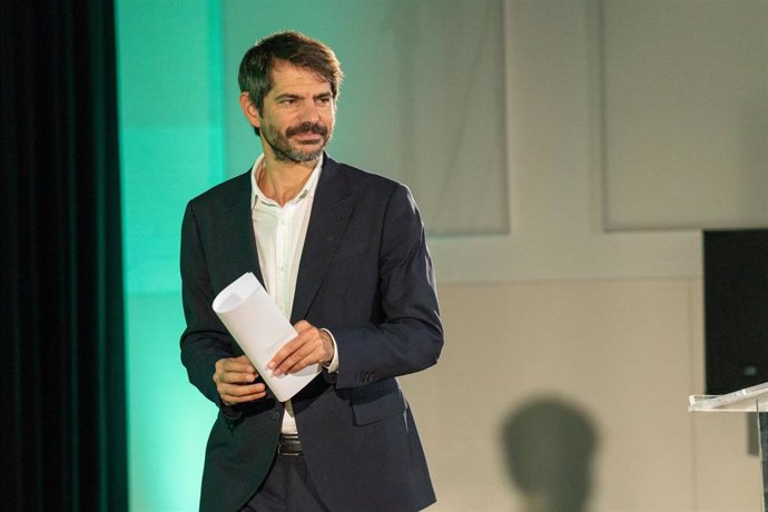 El ministro de Cultura, Ernest Urtasun, durante la presentación institucional del X Encuentro Cultura y Ciudadanía, en Santiago de Compostela