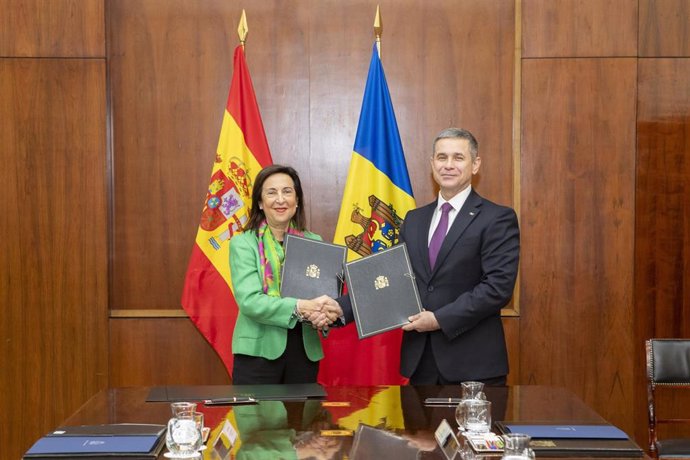 La ministra de Defensa, Margarita Robles, y su homólogo de Moldavia, Anatolie Nosatyi.