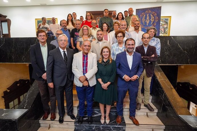 El consejero de Desarrollo Económico del Cabildo de Tenerife, Efraín Medina, y la presidenta, Rosa Dávila (en el centro), en la presentación de la Feria Tricontinental de Artesanía