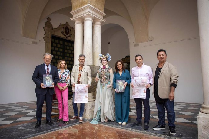 Salvador Fuentes (izda.) en la presentación del desfile benéfico de Nelson & Carreras.