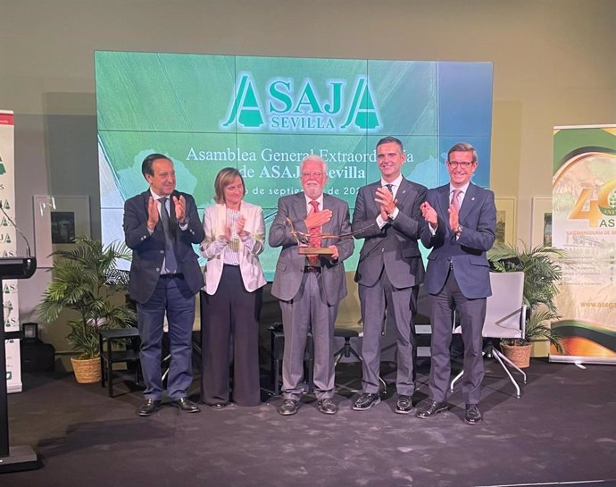 Los consejeros de Agricultura, Pesca, Agua y Desarrollo Rural, y de Industria, Energía y Minas, Ramón Fernández-Pacheco y Jorge Paradela, respectivamente, han agradecido a Ricardo Serra su labor al frente de Asaja-Sevilla