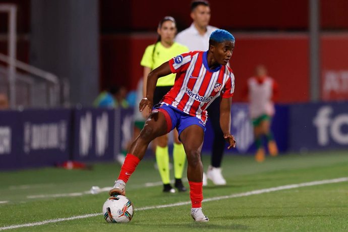 Rasheedat Ajibade durante un partido del Atlético de Madrid en la Liga F 24-25