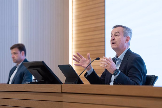 Archivo - El consejero delegado de Banco Sabadell, César González-Bueno (d), y el director financiero de Banco Sabadell, Leopoldo Alvear (i), durante una rueda de prensa de presentación de los resultados de la empresa del primer semestre del 2023, en la s