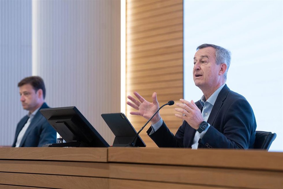 Archivo - El consejero delegado de Banco Sabadell, César González-Bueno (d), y el director financiero de Banco Sabadell, Leopoldo Alvear (i), durante una rueda de prensa de presentación de los resultados de la empresa del primer semestre del 2023, en la