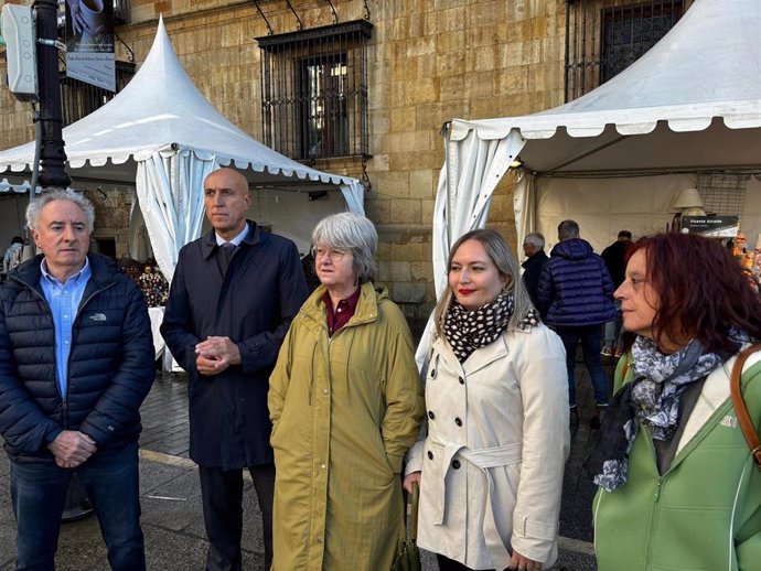 El alcalde y la concejala de Fiestas, este jueves, junto a los organizadores de la 44º Feria de la Cerámica y la Alfarería de León.