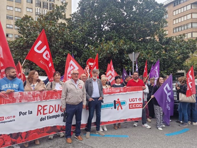 Jesús Santos y Chechu Rodríguez, secretarios generales de UGT y CCOO en Navarra, respectivamente, en una concentración para reclamar la reducción de la jornada laboral.