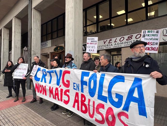 Archivo - Concentración de trabajadores de la CRTVG en una nueva jornada de protestas. Frente al Parlamento de Galicia coincidiendo con la comisión de control del ente público.