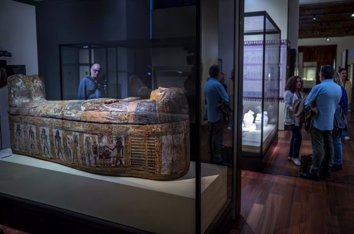 Ataúd egipcio de la sacerdotisa y música de Amón tras su restauración, en el Museo Arqueológico Nacional (MAN), a 26 de septiembre de 2024, en Madrid (España). Asociación de Amigos del MAN y Fundación Iberdrola han colaborado en la restauración, que ha du