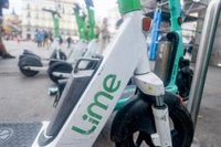 Huesca quiere obligar a conductores de patinetes a circular con casco y chaleco amarillo y a las empresas a tener seguro