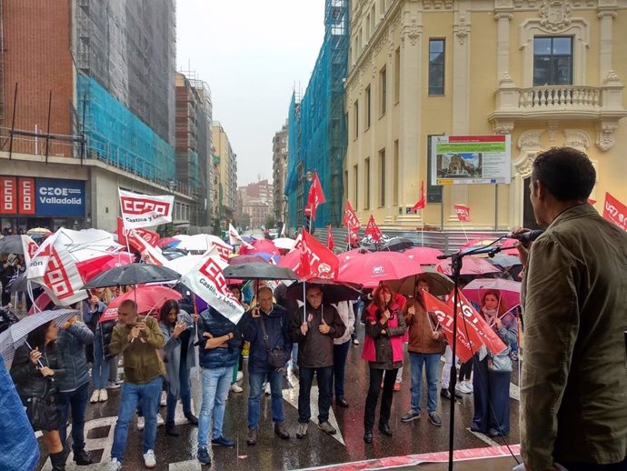 Concentración ante la sede de la CEOE de Castilla y León para exigir una reducción de la jornada laboral