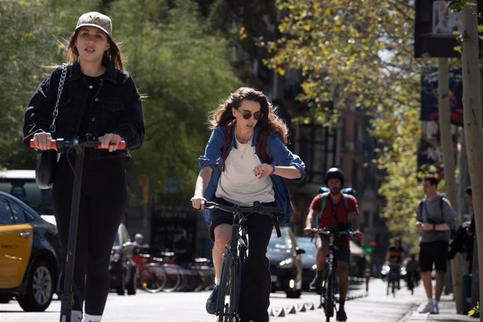 Dos personas circulan en bicicleta eléctrica