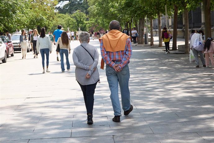 Archivo - Una pareja caminando por la calle.