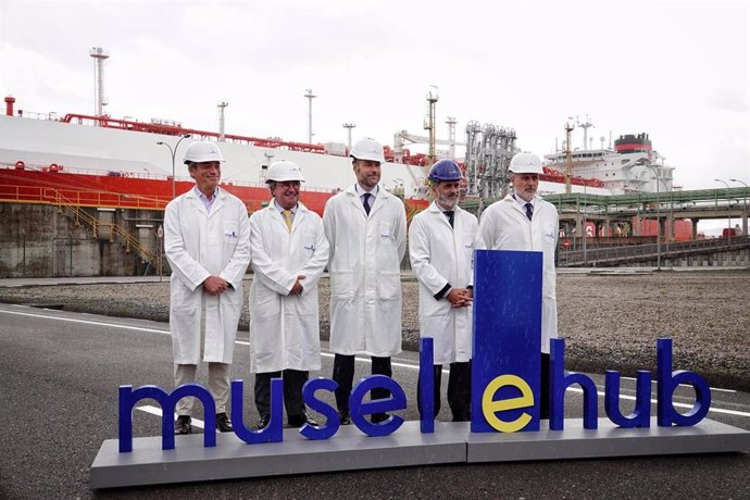 Visita de responsables de Musel Energy Hub, Endesa, Enegás, acompañados del presidente de la Autoridad Portuaria de Gijón, Laureano Lourido, realizan una visita técnica a la planta regasificadora de El Musel (Gijón).