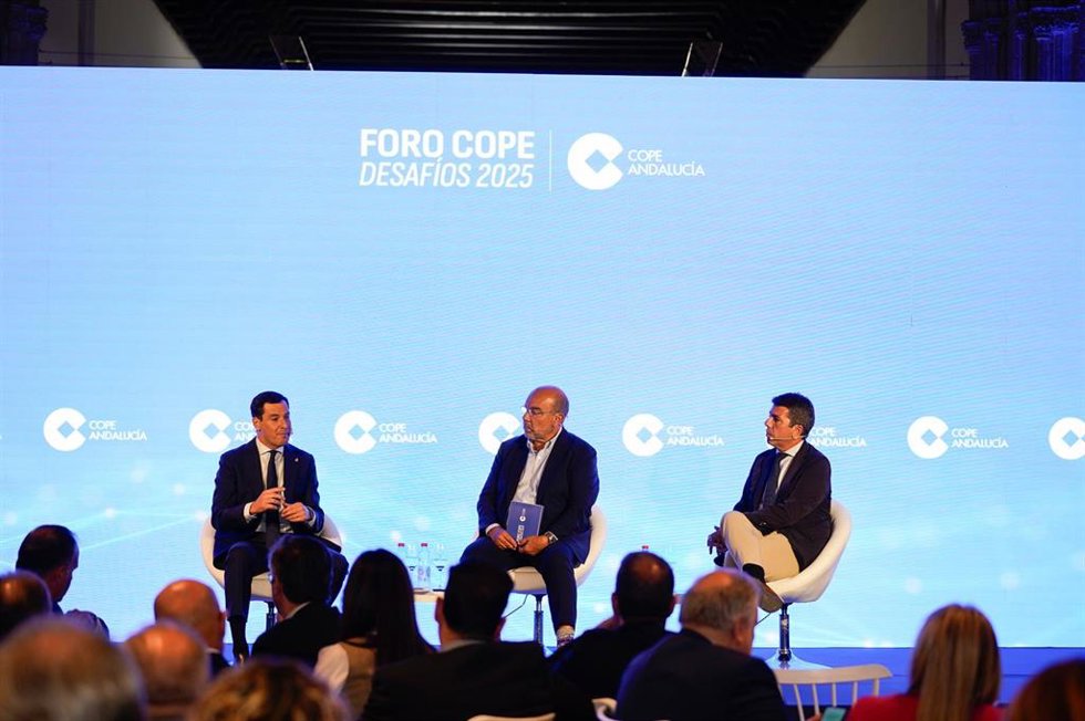 El presidente de la Junta de Andalucía, Juanma Moreno (i) , y el presidente de la Generalitat Valenciana, Carlos Mazón (d) durante el Foro Cope Desafíos 2025, en Granada, Andalucía (España). El presidente de la Junta de Andalucía, Juanma Moreno, y el pr