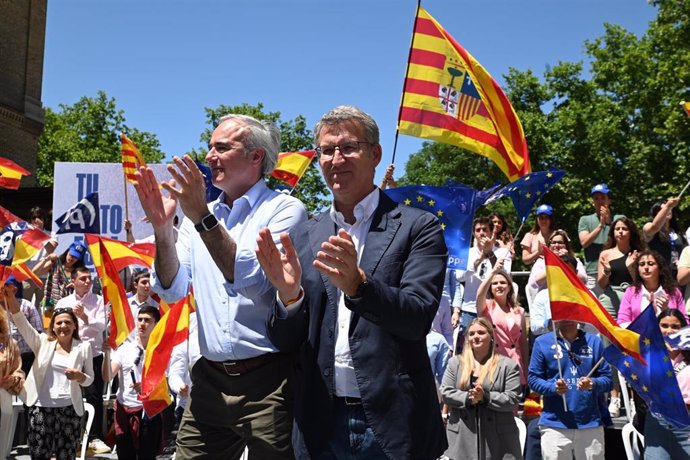 Archivo - El presidente del PP de Aragón y presidente de Aragón, Jorge Azcón (i), y el presidente del Partido Popular, Alberto Núñez Feijóo (d), durante un acto de campaña del Partido Popular, en la Zaragoza.