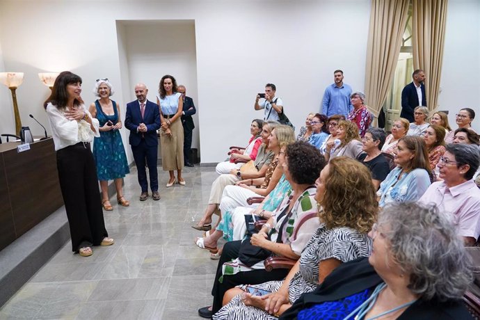 La ministra de Igualdad, Ana Redondo (i) durante el encuentro mantenido en Málaga con asociaciones feministas.